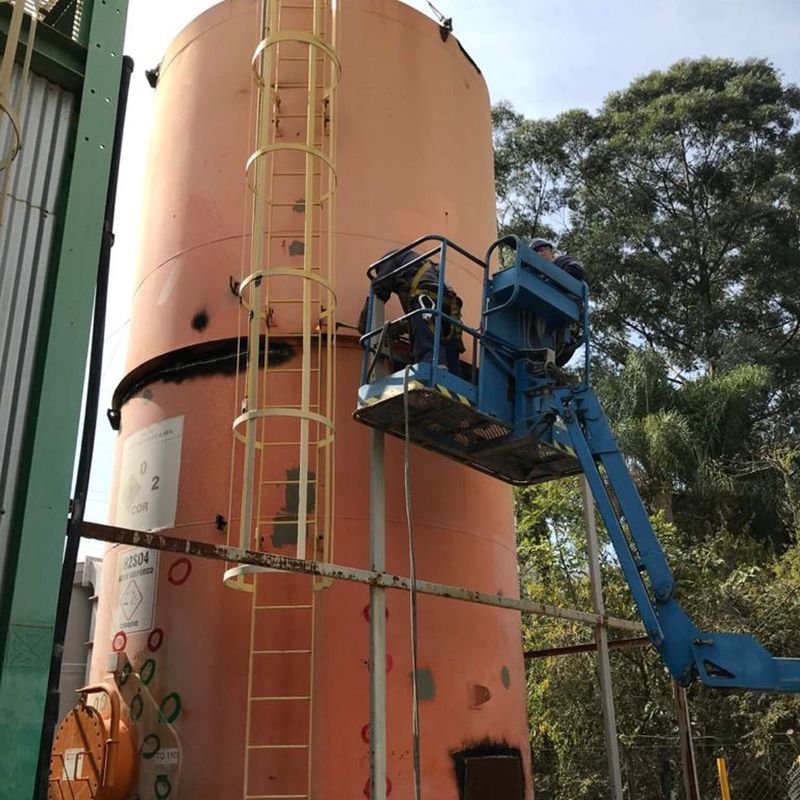 Corte de tanque com plataforma elevatória