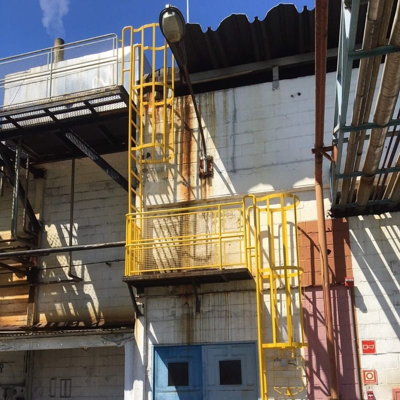 Escadas e plataformas de acesso
