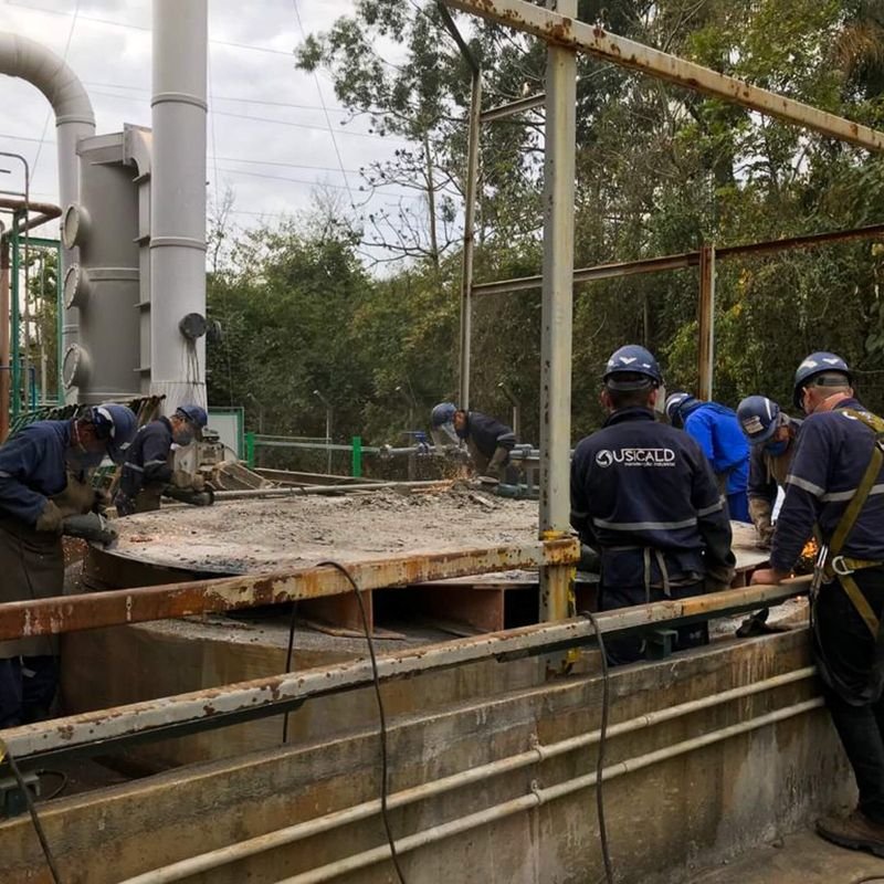 Equipe em recuperação de tanque