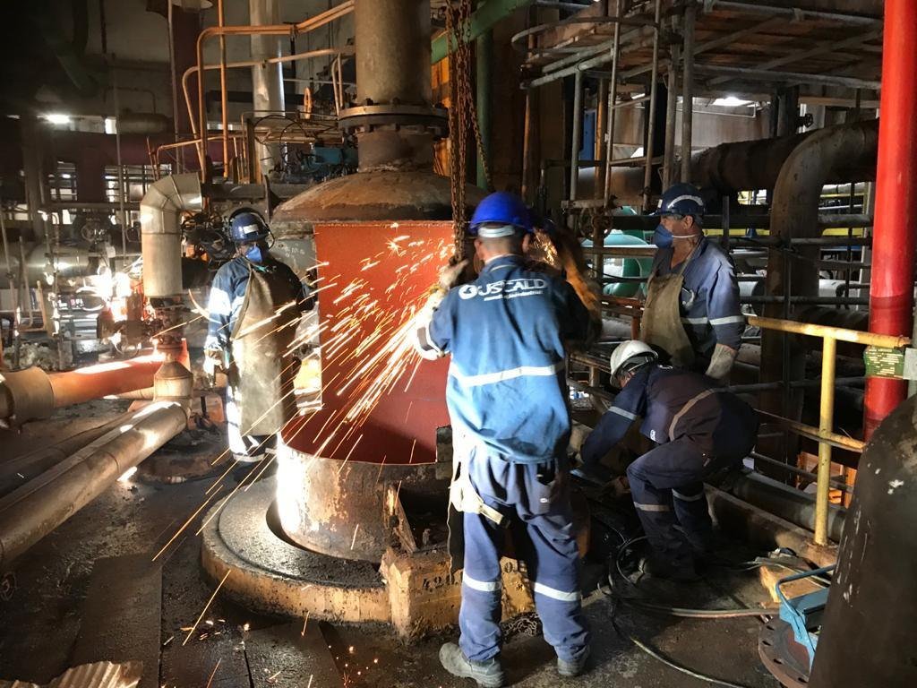 Equipe Usicald em recuperação de tanque — corte a quente